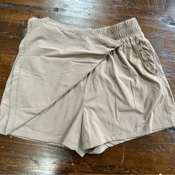 YOGALICIOUS High Wasted Skort size M Taupe Color excellent condition - Picture 4 of 7